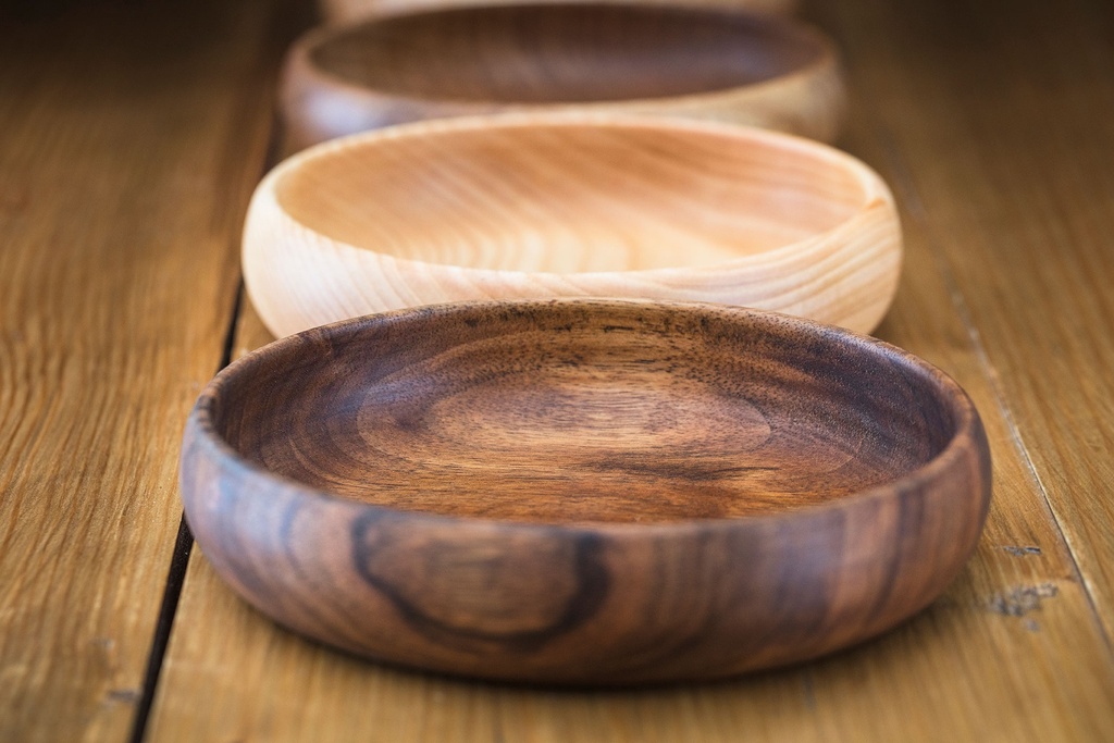 assiette enveloppante en Noyer ou Frêne Ø16 - H3.5cm